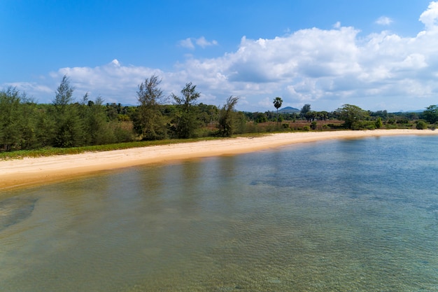 Foto ajardine la vista del paisaje de la naturaleza del mar tropical hermoso con la superficie hermosa del mar en imagen de la estación del verano por el tiro del abejón de la vista aérea, visión de alto ángulo.