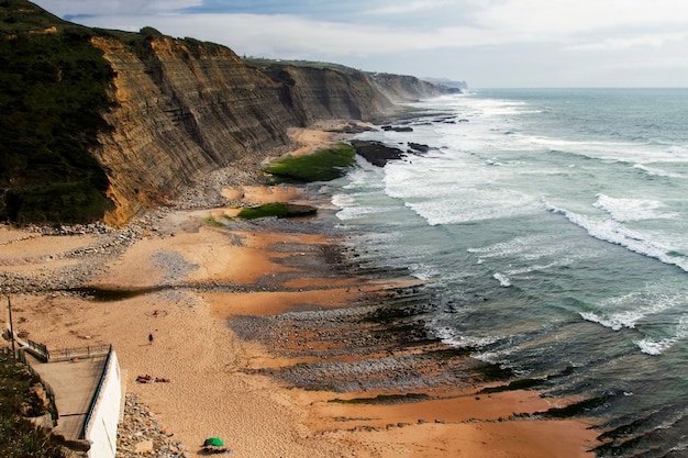 Ajardine la vista de la playa rocosa hermosa de Magoito, situada en Sintra, Portugal.