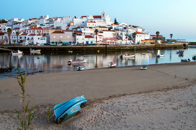 Ajardine la vista del pueblo costero hermoso, Ferragudo, situado en el Algarve, Portugal.