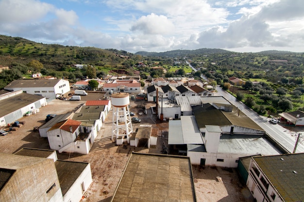 Ajardine la vista del pueblo de Santa Catarina Fonte de Bispo en el municipio de Tavira, Portugal.