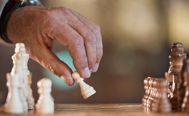 El ajedrez es un juego mental. Captura recortada de un hombre irreconocible jugando una partida de ajedrez.