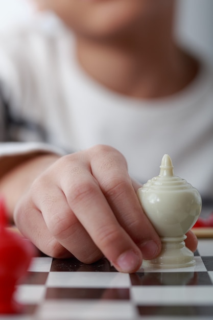 Foto ajedrez tailandés, mano del niño sosteniendo piezas de ajedrez tailandés, close-up