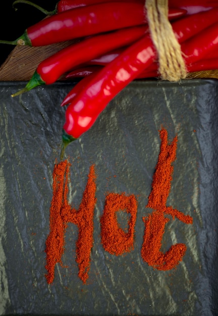 Foto ají aislado en un fondo negro ají picante de punto atado con una cuerda trazado de recorte de ají picante