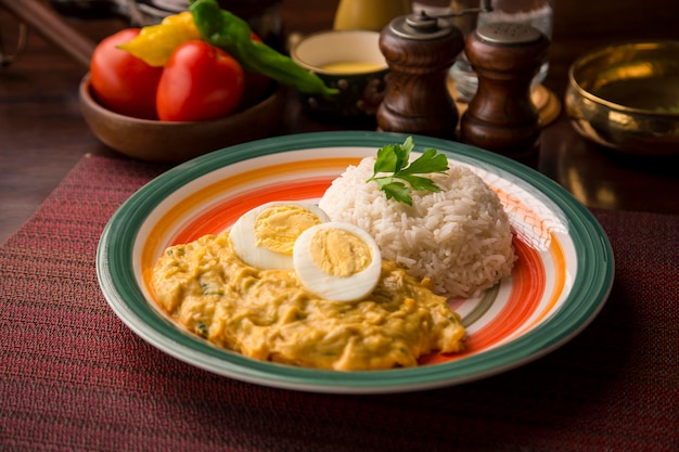 Aji de Gallina Hähnchencreme peruanische traditionelle Hausmannskost im Restaurant serviert