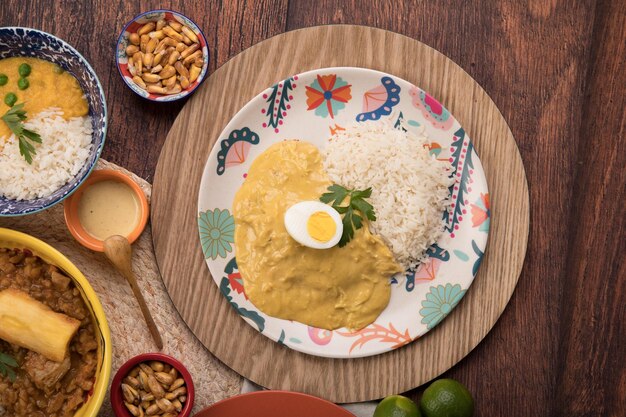 Aji de gallina Perú mesa de buffet de comida reconfortante tradicional