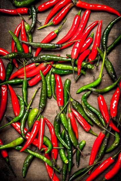 Ají picante en una bandeja sobre un fondo de madera