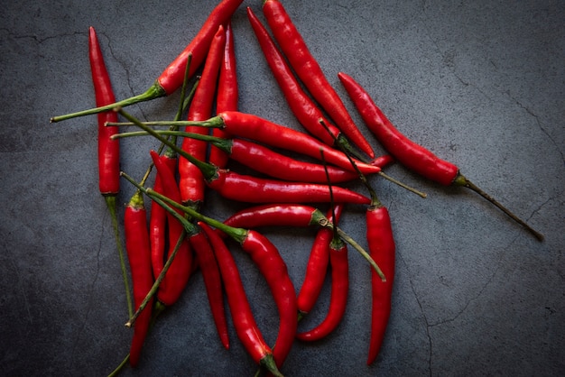 Ají picante y picante sobre fondo oscuro, Chile rojo de Tailandia