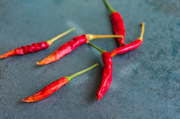 Ají picante y picante sobre fondo oscuro,