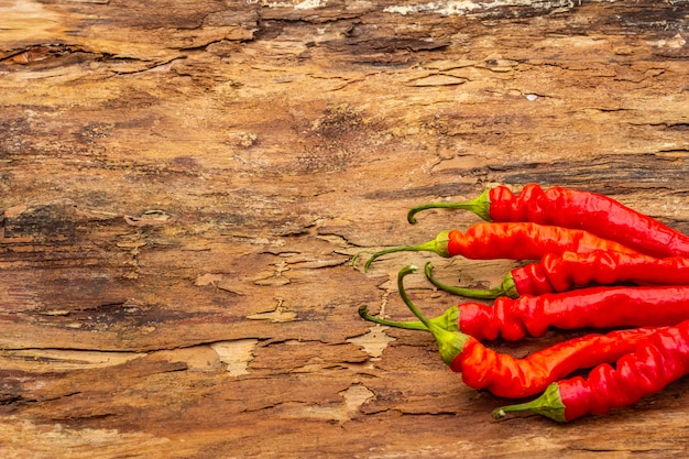 Ají rojo y naranja con ajo cocinado