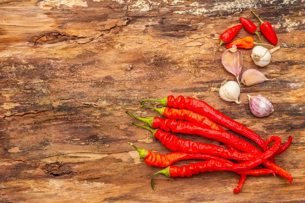 Ají rojo y naranja con ajo cocinado