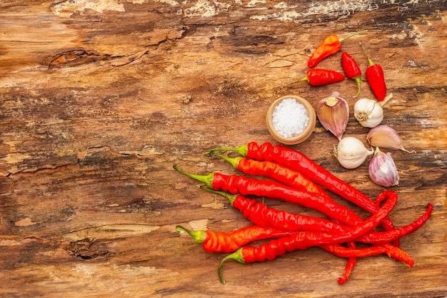 Ají rojo y naranja con ajo cocinado