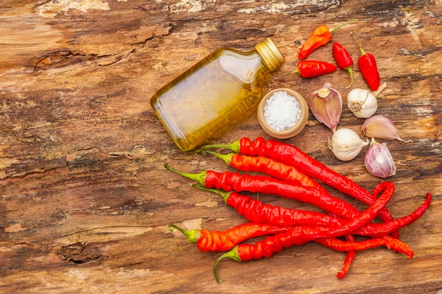 Ají rojo y naranja con ajo cocinado