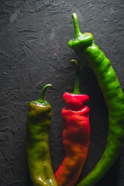 Ají rojo y verde sobre un fondo gris