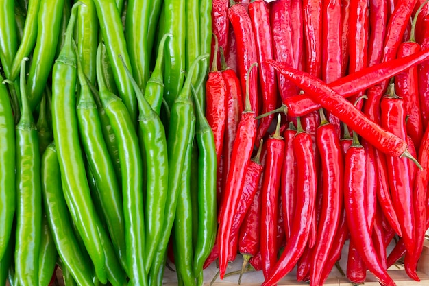 Foto ají verde y rojo se organizaron en una ordenada y colores salto a distancia tan hermosa