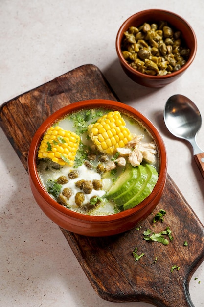 Ajiaco colombiano tradicional Sopa colombiana con papa pollo aguacate común en Colombia Cuba y Perú América Latina