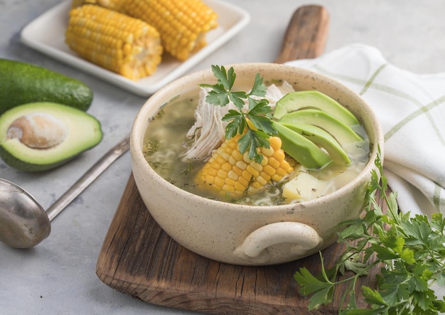 Foto ajiaco colombiano tradicional - sopa colombiana con papa, pollo, aguacate