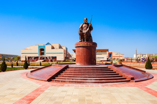 Ajiniyaz ou monumento de Azhiniyaz em Nukus