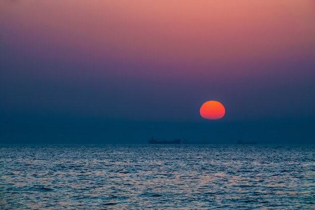 Ajman Atardecer en el Golfo Pérsico. El paisaje marino El Emirato De Ajman.