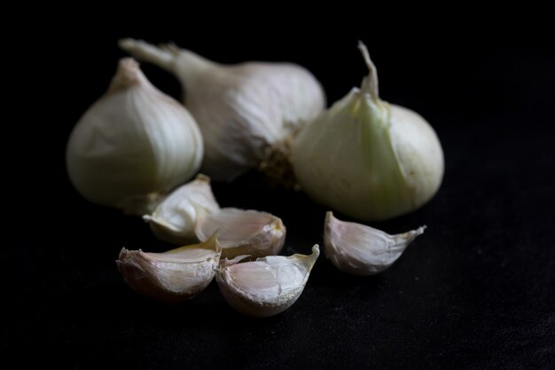 ajo blanco aislado sobre fondo negro