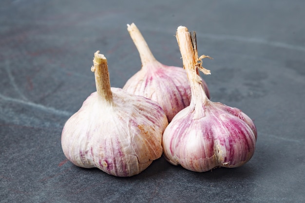 El ajo crudo tiene beneficios para la salud en la superficie de madera