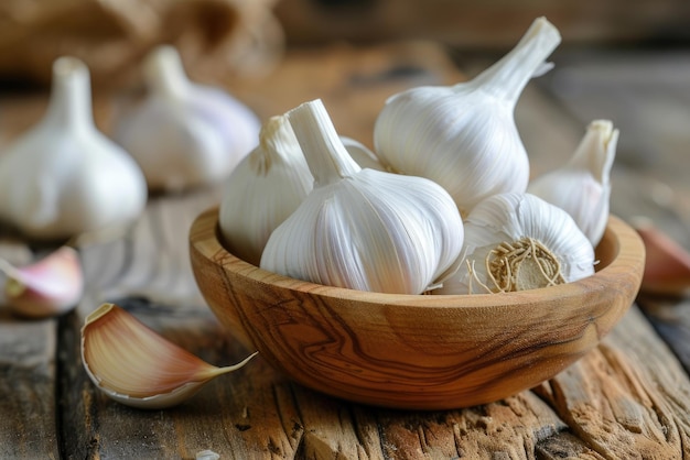 ajo en un cuenco de madera en una mesa de madera medicina tradicional contra los virus de la gripe resfriados