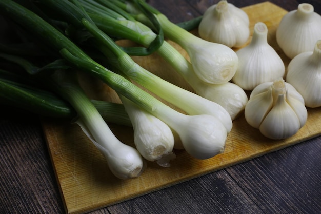 Ajo fresco y cebolla en la mesa Cocina bodegón con cabezas de ajo Verduras ingrediente