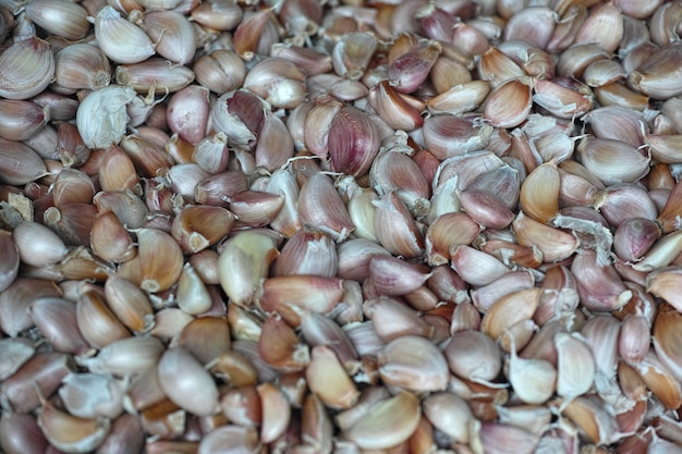 Ajo fresco en la mesa de mercado