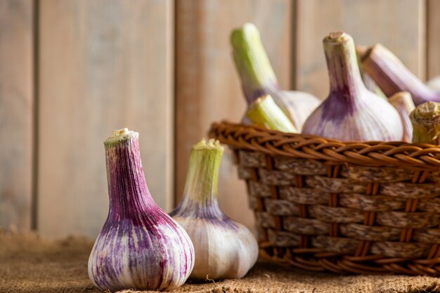 Ajo fresco sobre un fondo de madera. Especias aromáticas para cocinar.