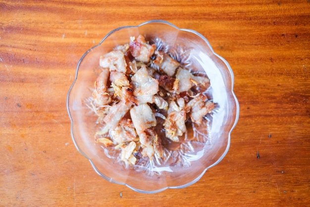 Foto el ajo frió el servicio del cerdo en el plato blanco fijado en la tabla marrón - concepto hecho en casa de la comida.