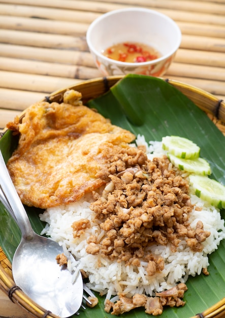 Ajo Frito De Cerdo Con Huevo Freír Comida Tailandesa