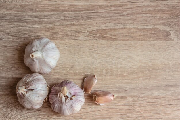 Ajo de invierno sobre una mesa de madera antiviral natural