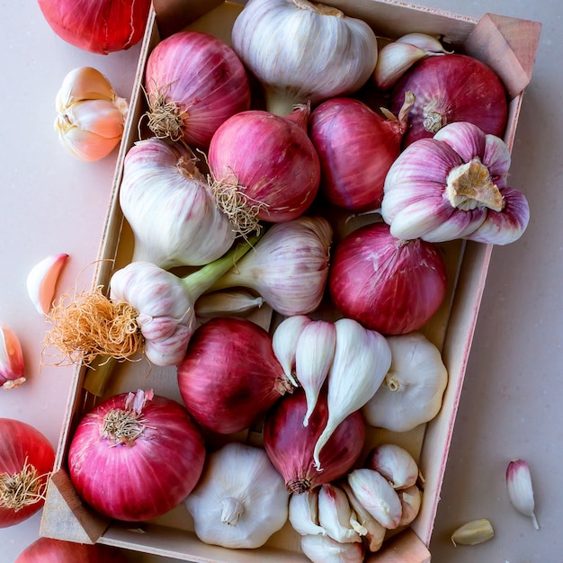 Ajo joven y cebollas rojas en una caja de verduras