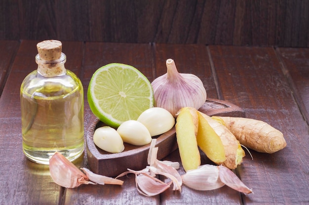 Ajo limón y aceite vegetal sobre la mesa