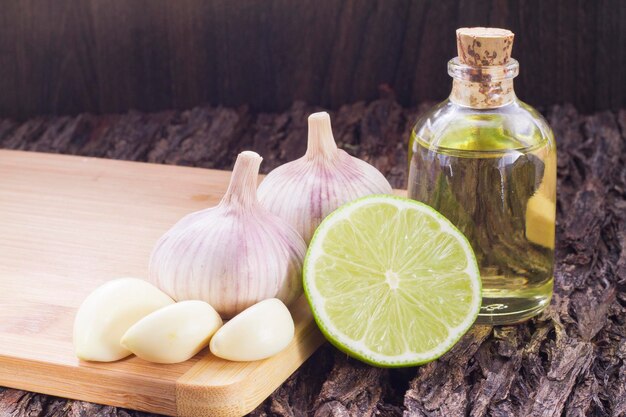 Ajo limón y aceite vegetal sobre la mesa