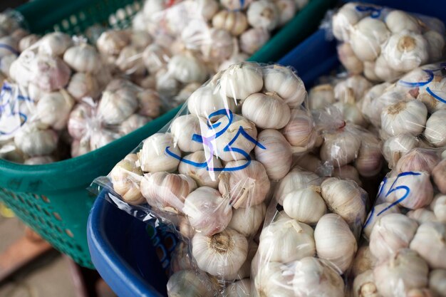 ajo en el mercado tailandés