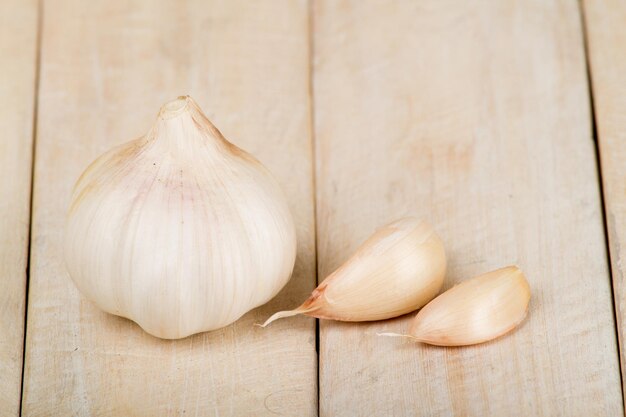 Ajo en la mesa de madera Allium sativum