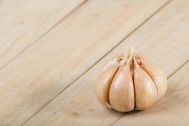 Ajo en la mesa de madera Allium sativum