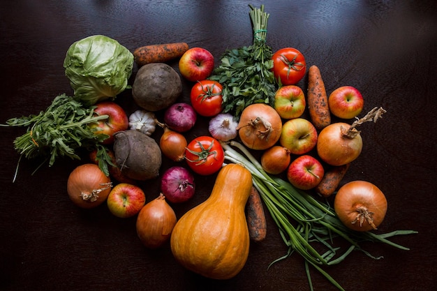 Ajo, tomate, verduras y verduras en la mesa.