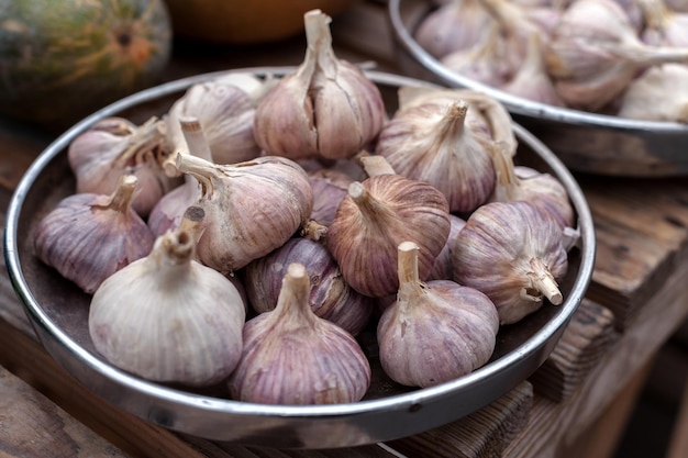 Ajo a la venta en el mercado Comercio en la feria