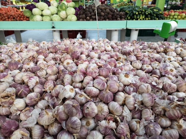 Ajo a la venta en el supermercado.