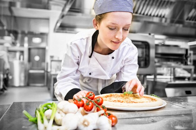 Ajuda de cozinha de mulher preparando pizza na cozinha