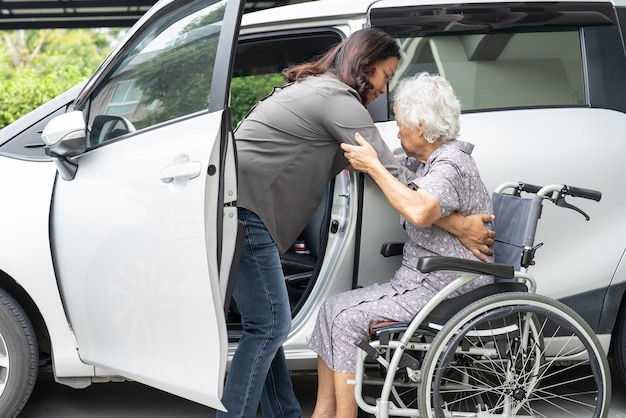 Foto ajuda e apoio asiático idoso ou idoso senhora idosa paciente sentada em cadeira de rodas preparar chegar ao seu carro saudável forte conceito médico