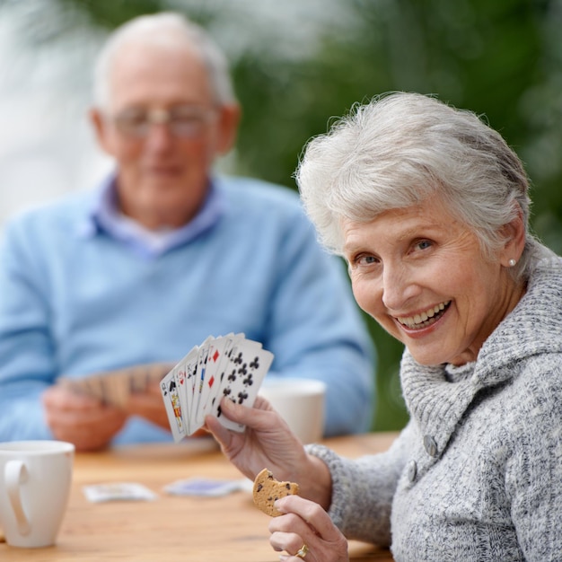 Ajudando o tempo a passar com jogos de cartas Dois idosos jogando cartas juntos