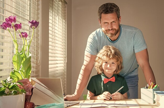 Ajudando pai e filho a pintar em casa a família ajuda o menino a fazer a lição de casa com o professor