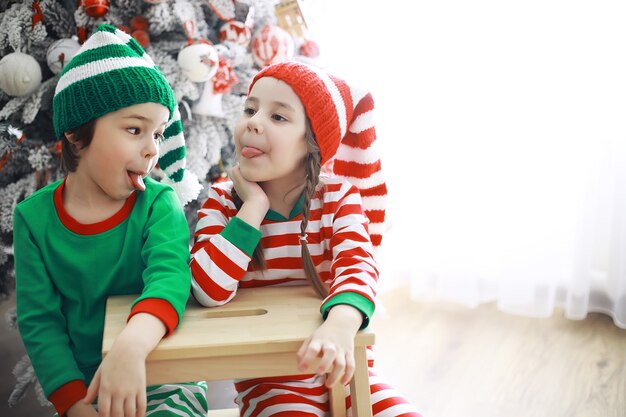 Ajudantes do Papai NoelCrianças fofas em fantasias de duende do natal Presentes do Papai Noel