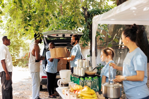 Foto ajudar os necessitados com a distribuição de alimentos