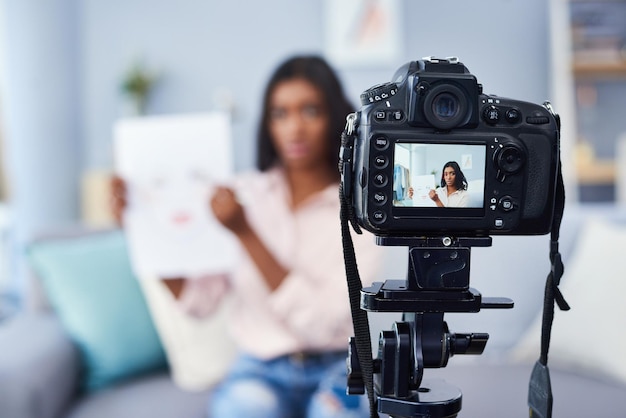 Ajudar outras pessoas a aprender a se maquiar fazendo um vlog Foto recortada de uma jovem atraente trabalhando em casa