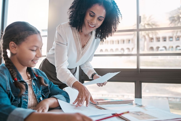 Ajude a educação ou professor ensinando um aluno em uma sala de aula com desenvolvimento de aprendizagem ou estudando Escrevendo papéis ou mulher negra feliz ajudando a falar ou falar com uma garota criativa do ensino médio