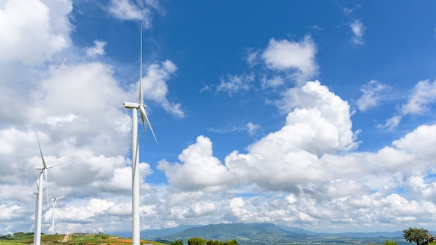 Ajude a reduzir o aquecimento global em Khao Kho, Phetchabun, Tailândia, tela widescreen 16: 9, ajardine muitos campos de turbinas eólicas no céu azul e nuvens.