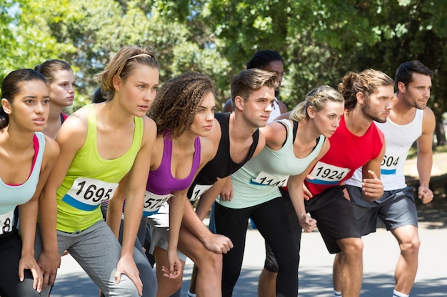 Foto ajude as pessoas correndo corrida no parque